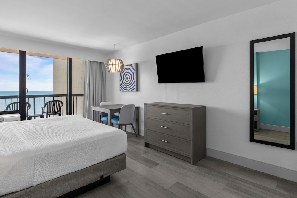 Pinnacle Oceanfront Deluxe King Efficiency - Photo 2