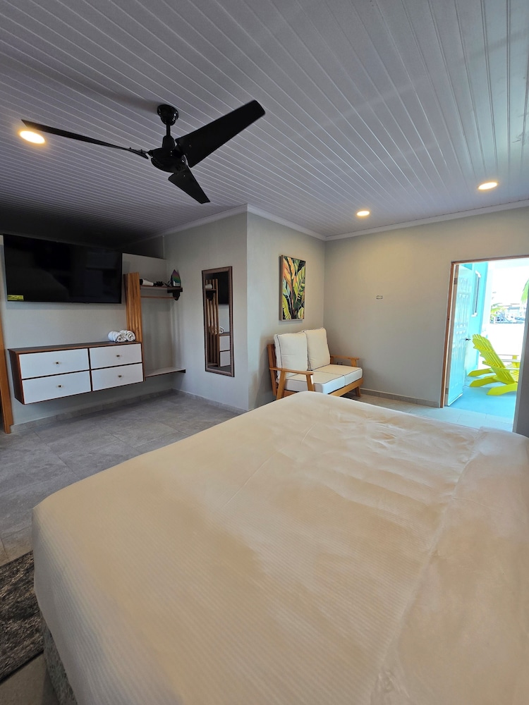 Standard Room, 1 King Bed photo 1