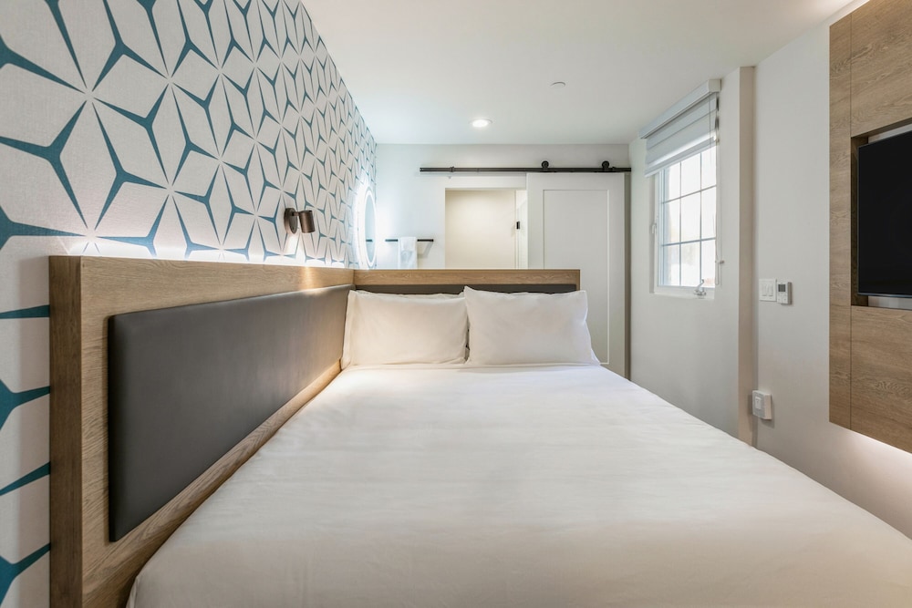 Classic Room, 1 Queen Bed (Self Check-in with Virtual Front Desk) - Photo 3
