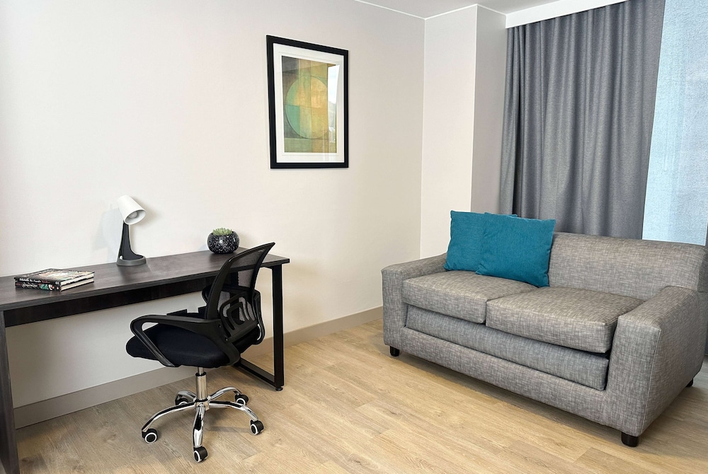 Business Room, Multiple Beds, Non Smoking - Photo 3