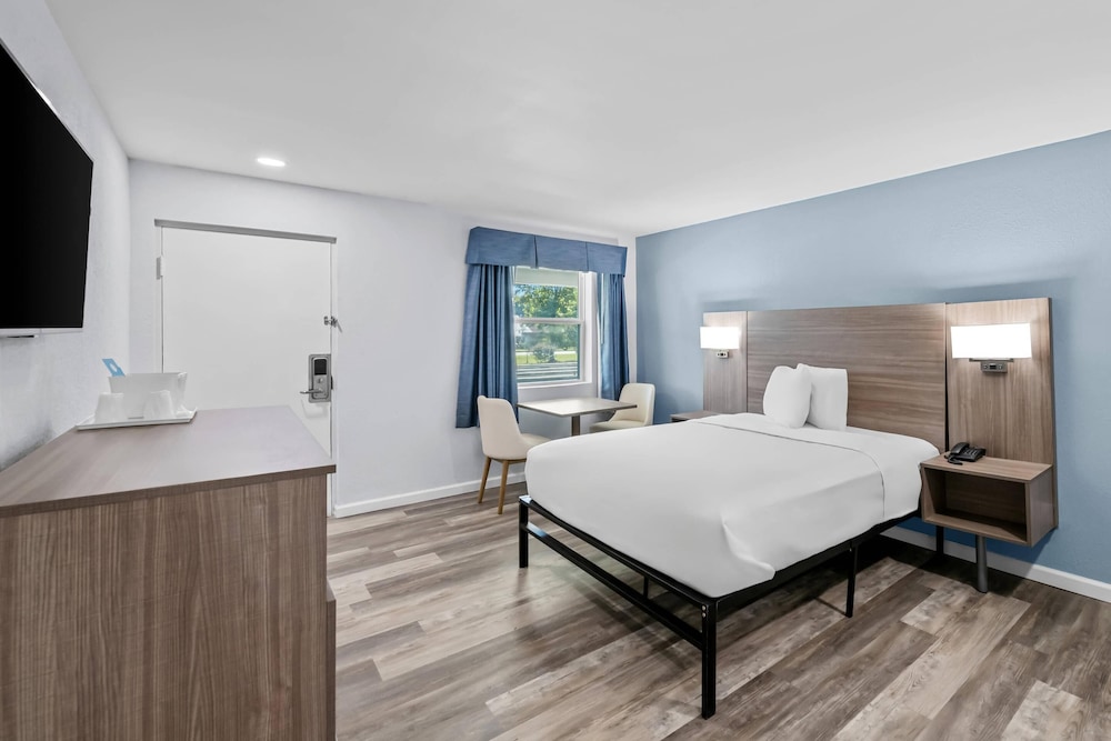 Room, 1 Queen Bed, Non Smoking - Photo 8