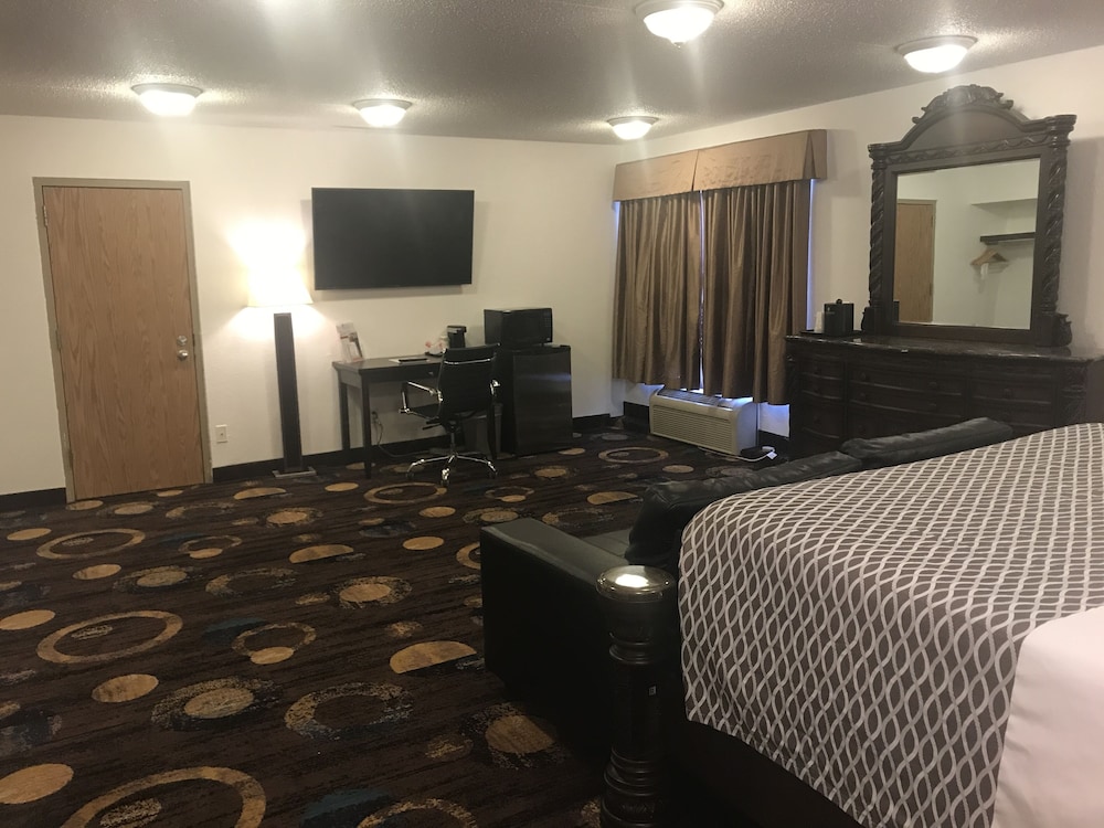 Standard Suite, 1 King Bed photo 3
