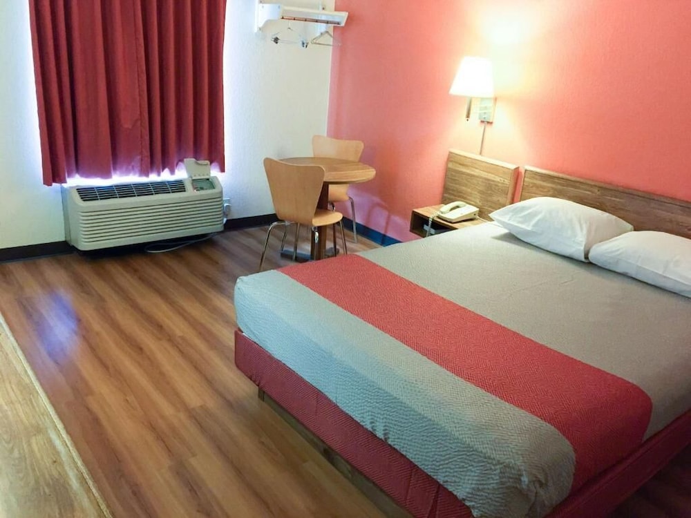Deluxe Room, 1 King Bed, Smoking photo 3