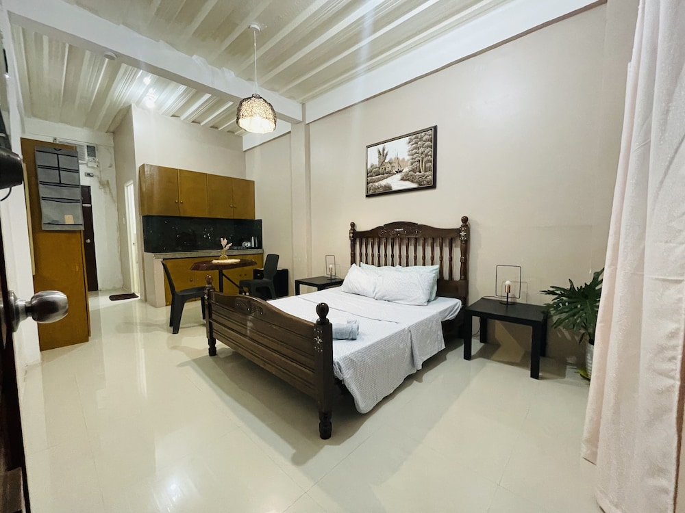 Deluxe Studio, 1 Queen Bed, Non Smoking, Private Bathroom photo 3