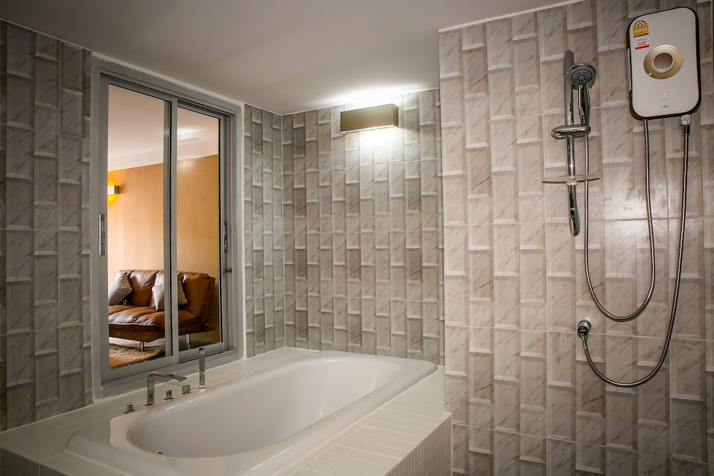 Pool Access Suite with One Way Airport Transfer photo 2