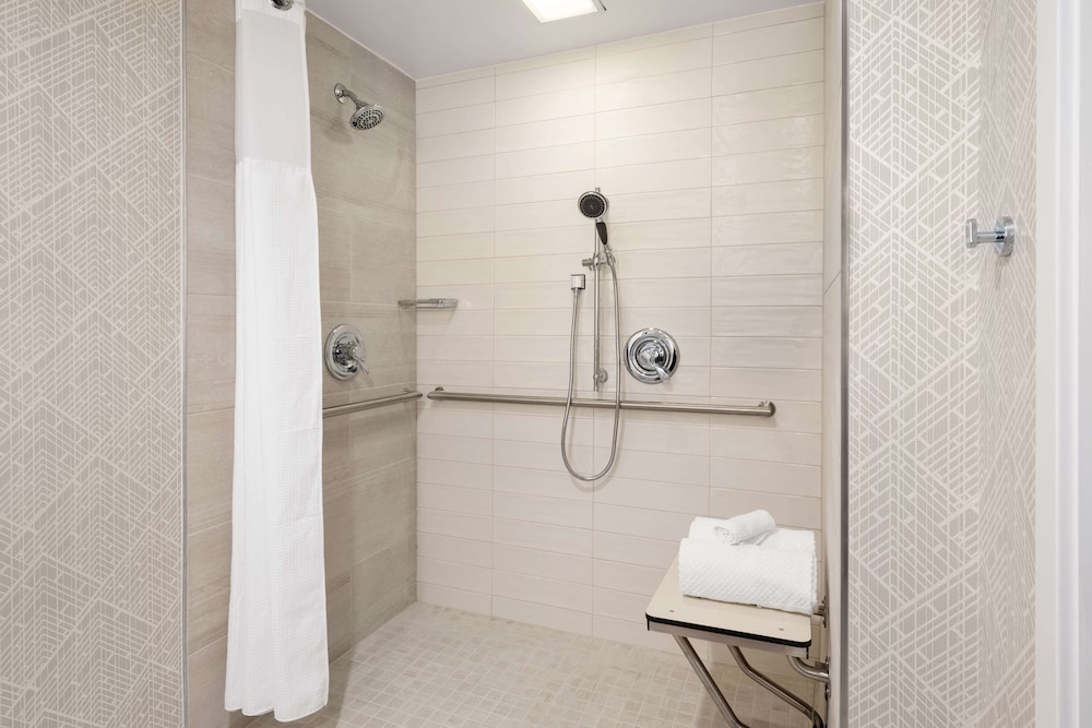 Suite, 1 King Bed, Accessible, Non Smoking - Photo 8