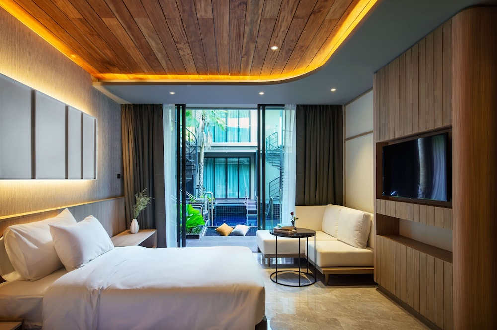 Superior Room, 1 Bedroom, Pool View - Photo 1