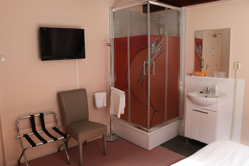 Basic Double Room, 1 Bedroom, Private Bathroom (external toilet) photo 2