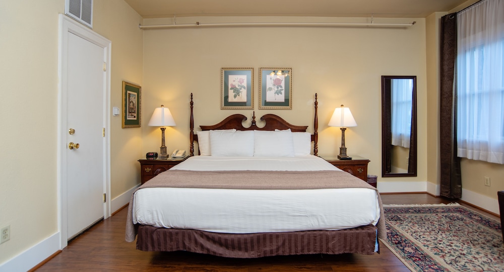 Deluxe Room, 1 King Bed - Photo 7