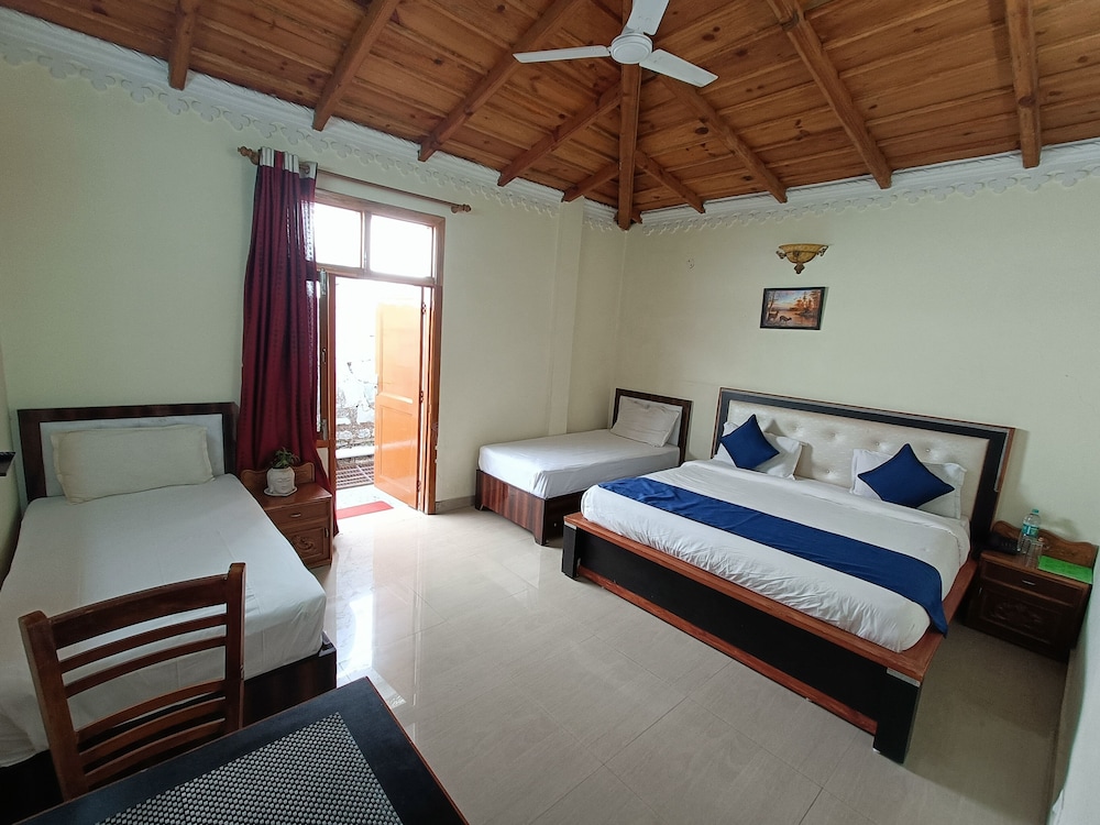 Non Lakeview Family Room - Photo 4