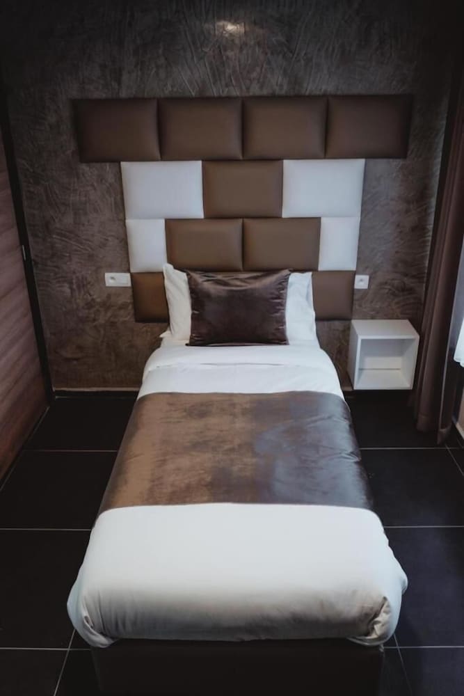 Standard Double Room - Photo 15