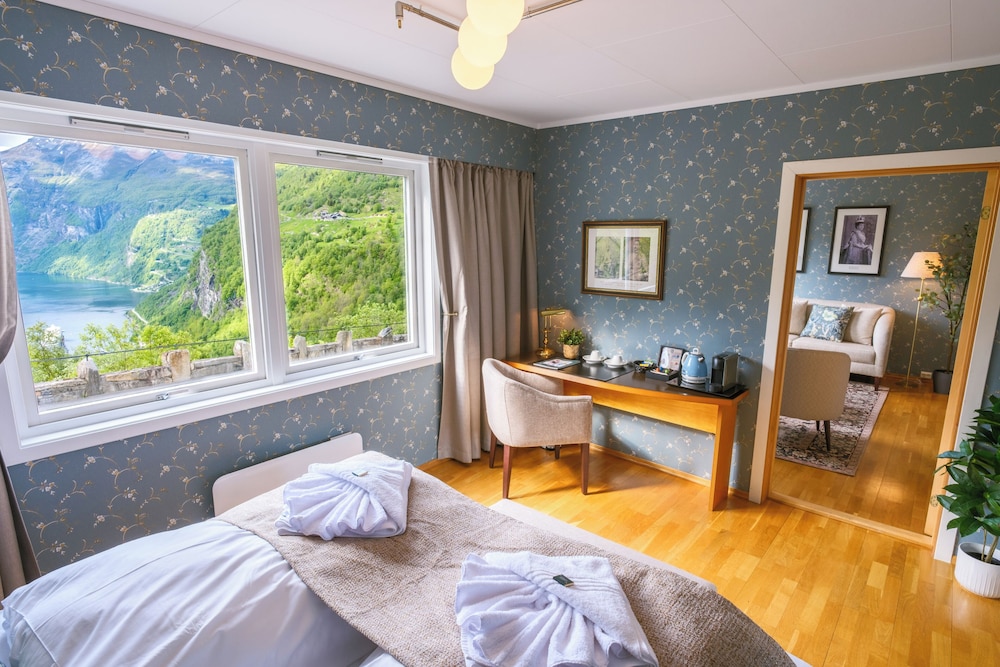 Deluxe Suite, 1 King Bed, Sea View
