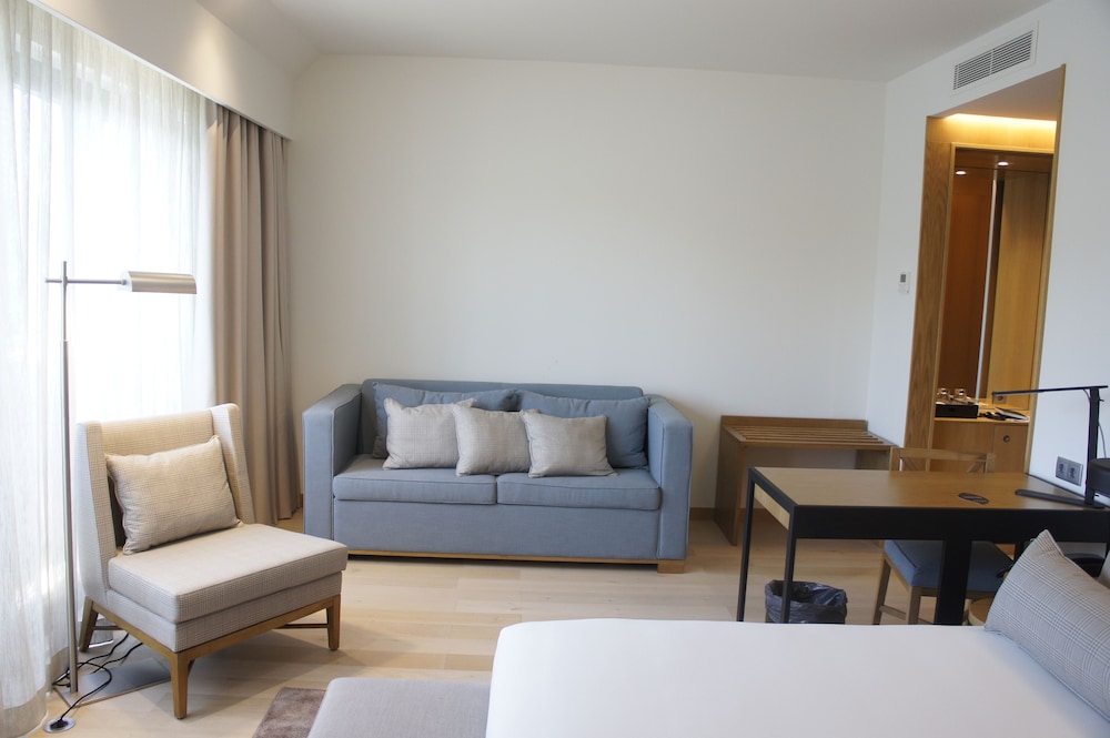 Family Room, 1 King Bed with Sofa bed, River View