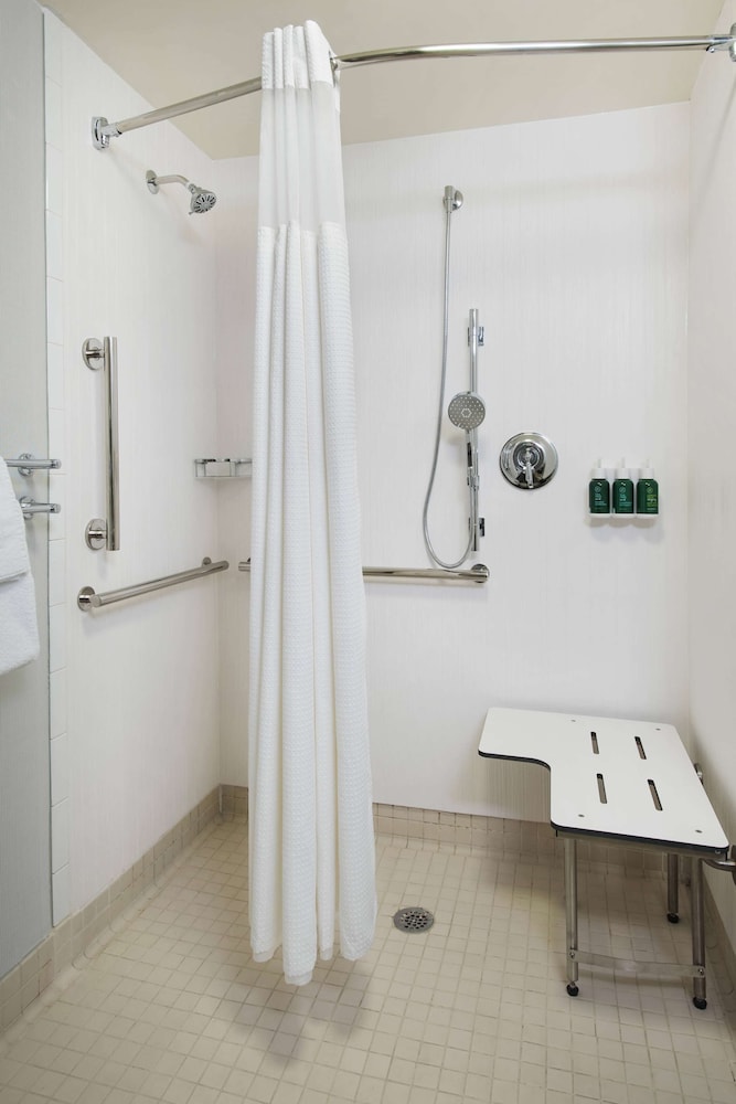 Studio, 1 Queen Bed with Sofa bed, Accessible (Mobility/Hearing Roll in Shower) - Photo 5