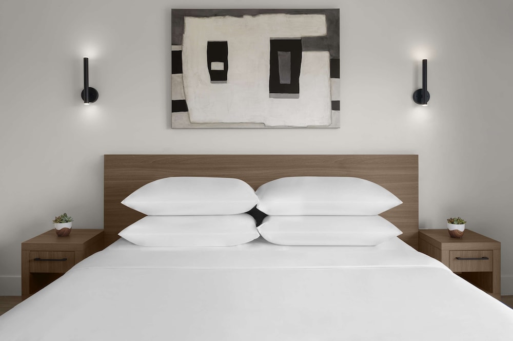 Premier Room, 1 King Bed - Photo 1