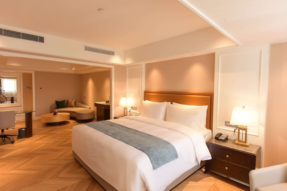Business Suite, 1 King Bed, Non Smoking
