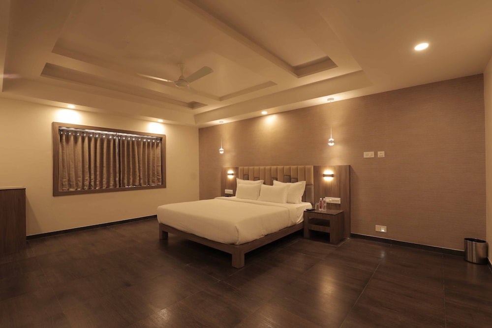 Suite, 1 King Bed photo 2