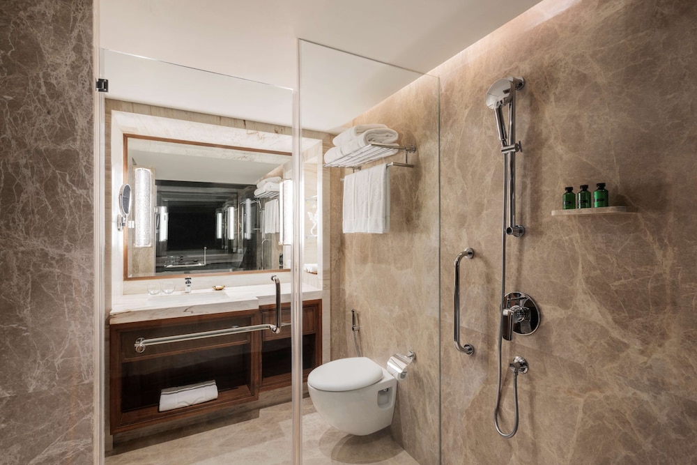 Horizon Deluxe, Room, 2 Twin Beds- Access to the Horizon Club Lounge & breakfast thumbnail 5