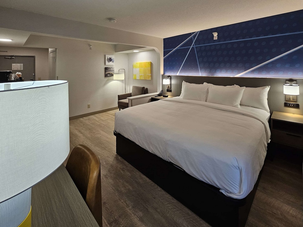 Standard Room, 1 King Bed, Non Smoking - Photo 2