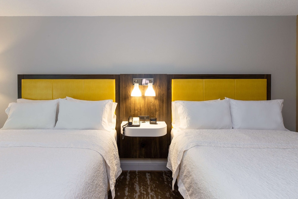 Room, 2 Double Beds - Photo 5