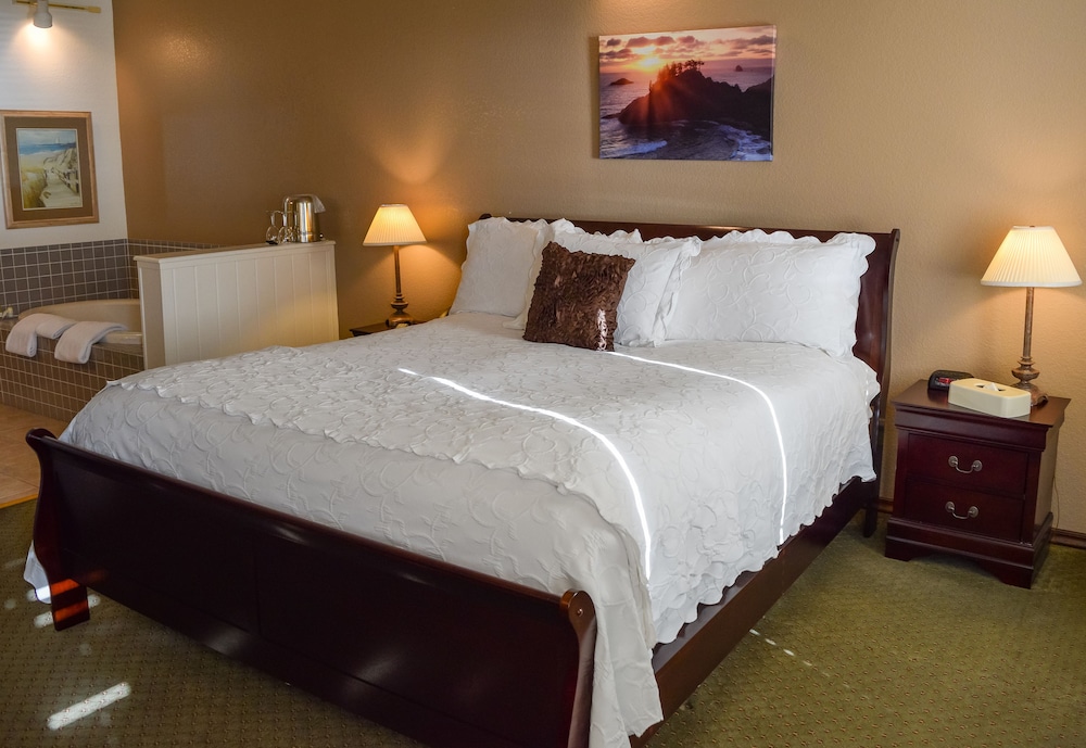 Romantic and Peaceful King with Partial Ocean View - Photo 2