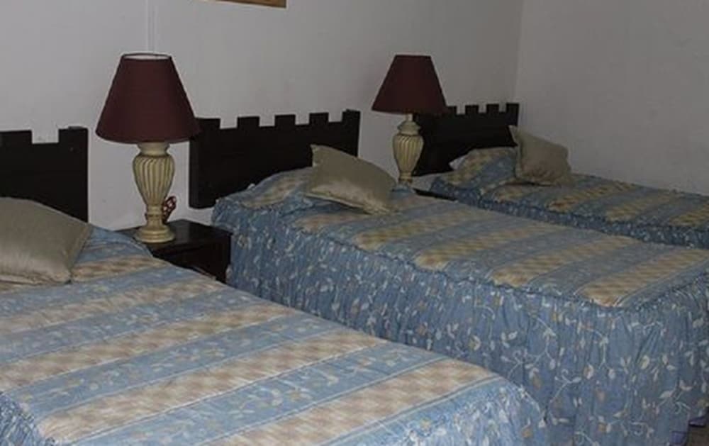 Economy Triple Room, 3 Twin Beds photo 3