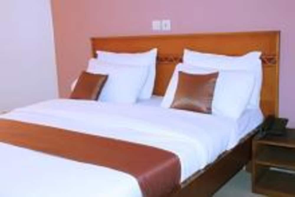 Suite, 1 Queen Bed, Non Smoking photo 2