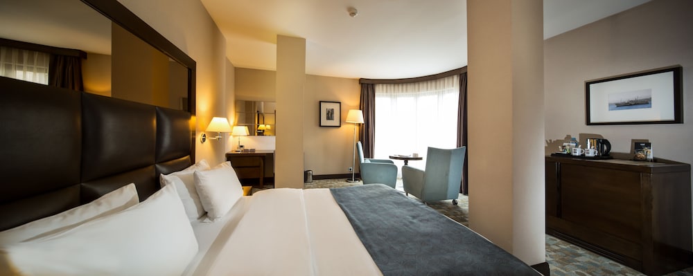 Suite, 1 Double Bed, Corner thumbnail 5