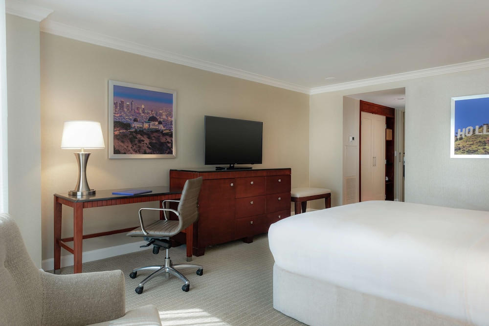 Executive Suite, 1 King Bed, Accessible, Non Smoking (Roll-In Shower)