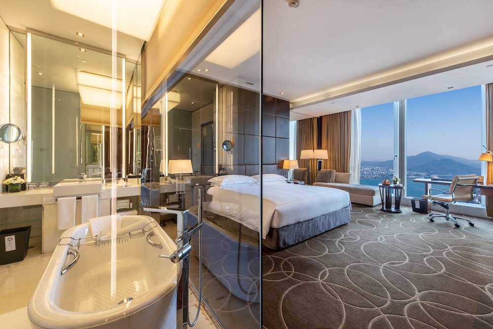 Classic Room, 1 King Bed, Business Lounge Access, Lake View (Club Lounge Access) - Photo 1
