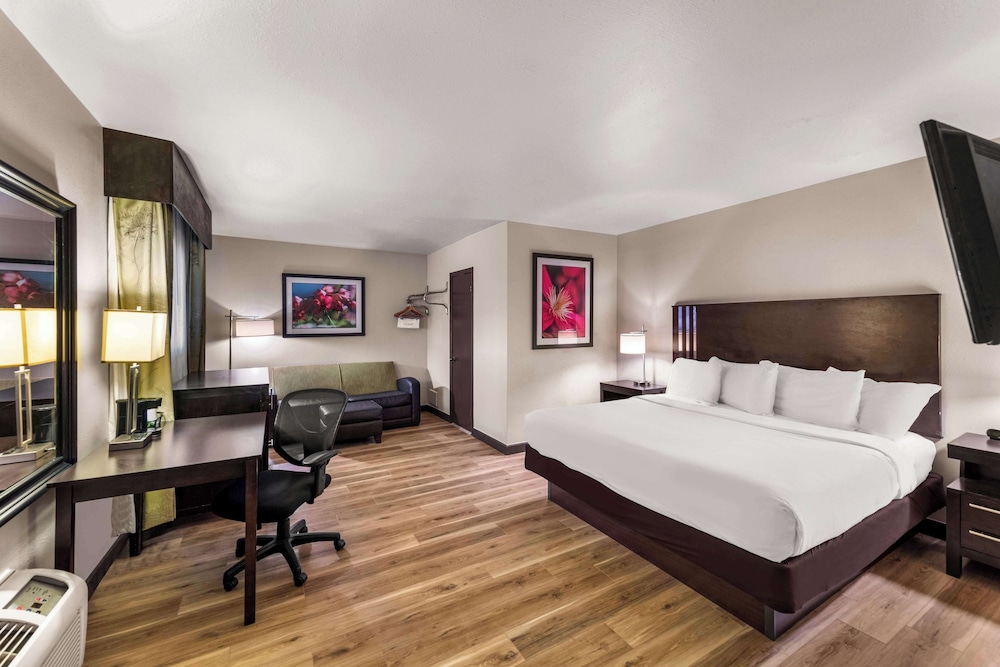 Deluxe Suite (1 King, 2 Queen Beds, 2nd Floor) - Photo 3
