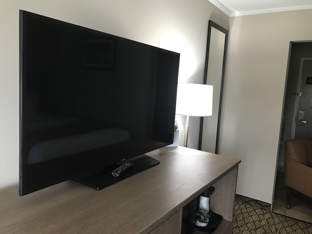 Economy Suite, 2 Queen Beds, Kitchenette - Photo 2