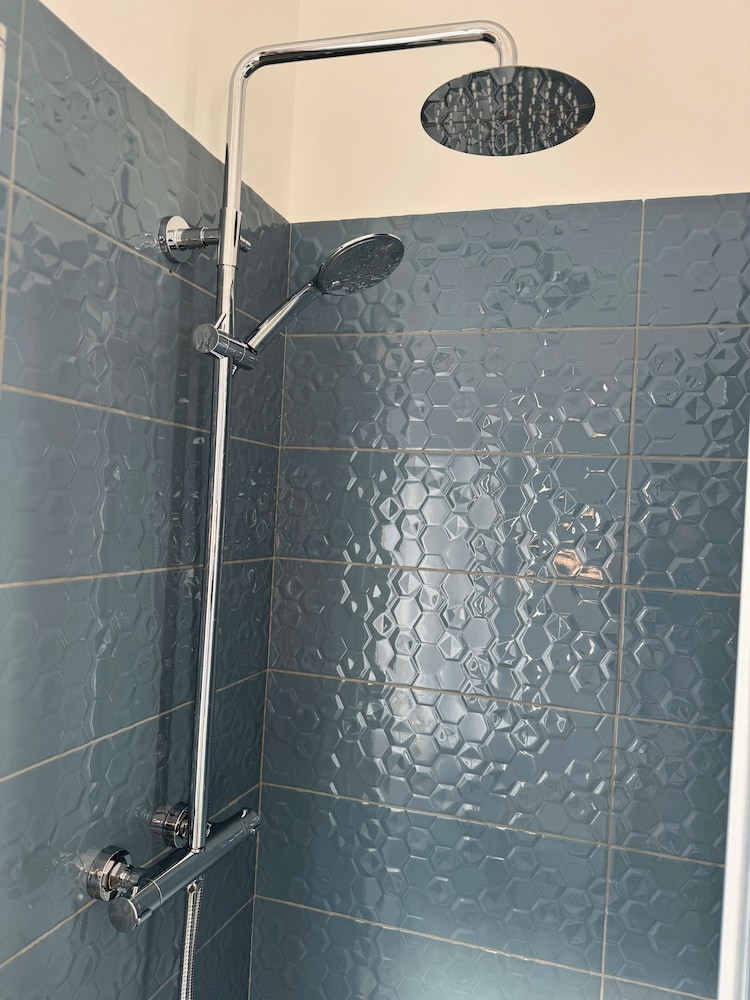Economy Double Room, 1 Queen Bed, Private Bathroom photo 2
