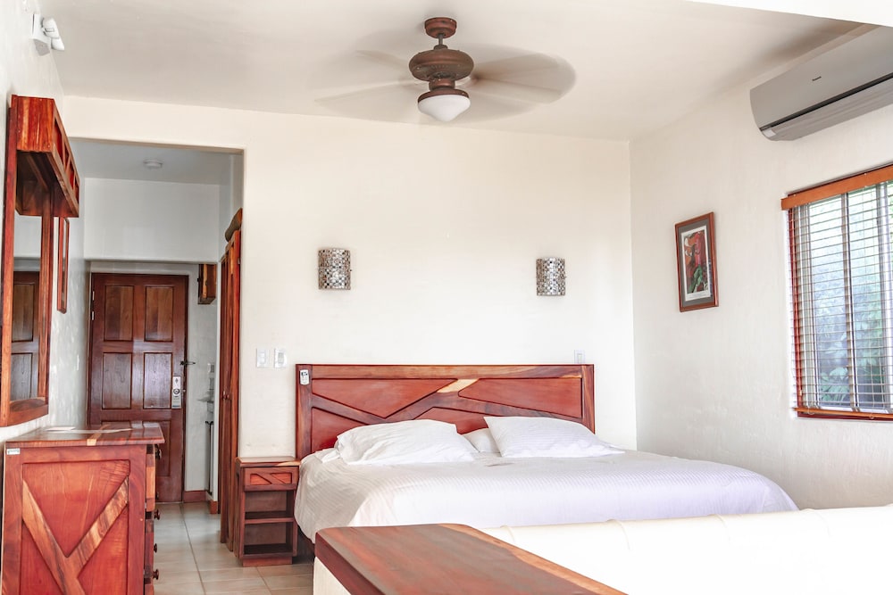 Superior Room, 1 King Bed, Partial Ocean View photo 3