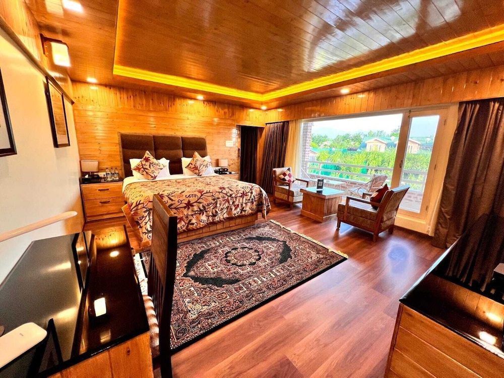Luxury Premium Suite with Private Balcony