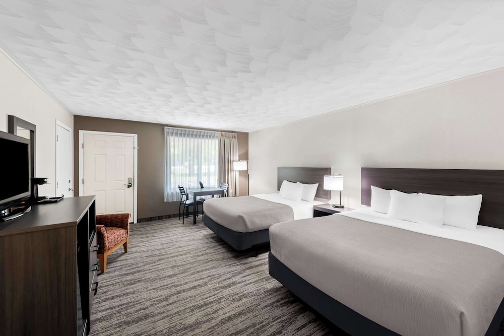 Standard Room, 2 Queen Beds, Non Smoking - Photo 1