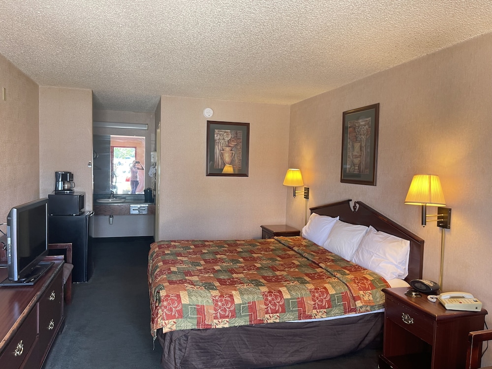 Standard Room, 1 King Bed, Smoking photo 3
