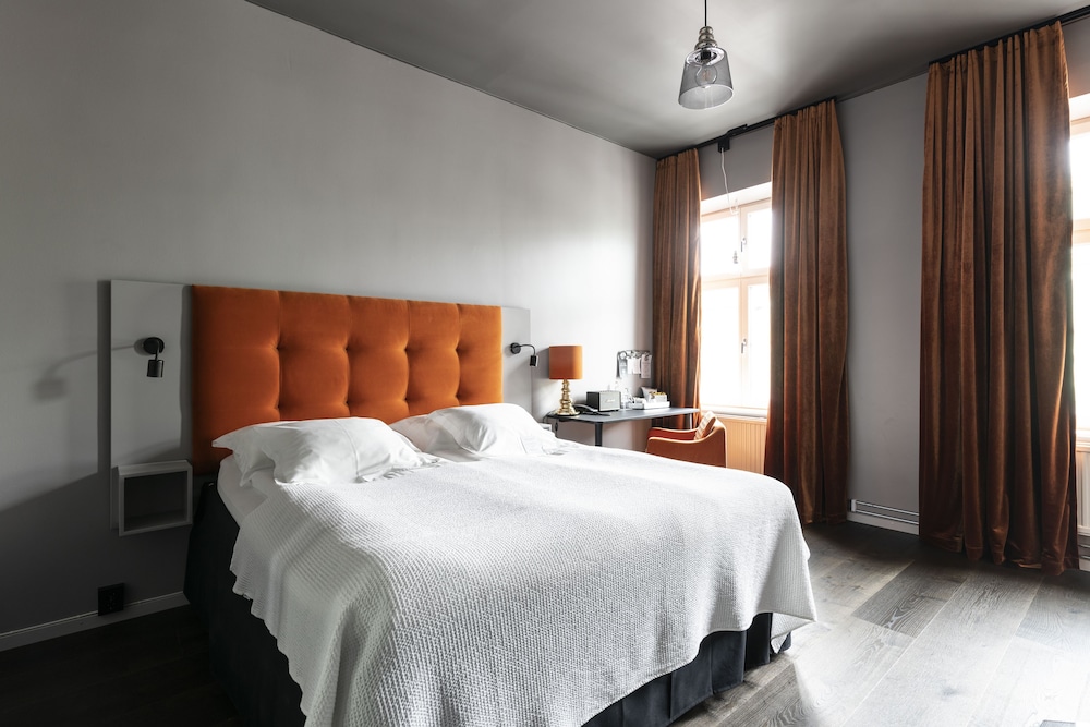 L - Generous and spacious (king size bed of 180 cm) - Photo 1