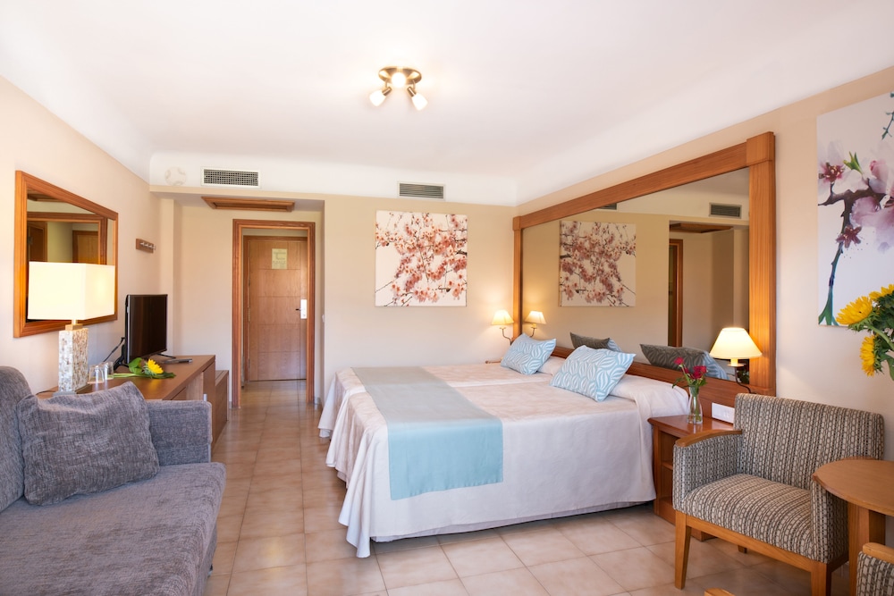 Family Room (2 adults)