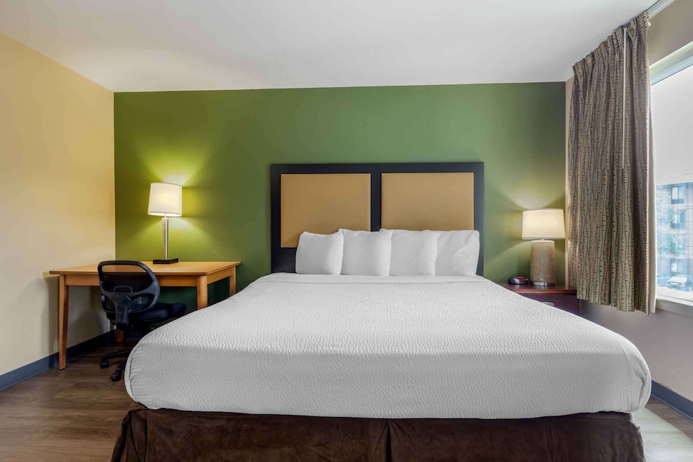 Deluxe Studio, 1 King Bed with Sofa bed, Non Smoking - Photo 1