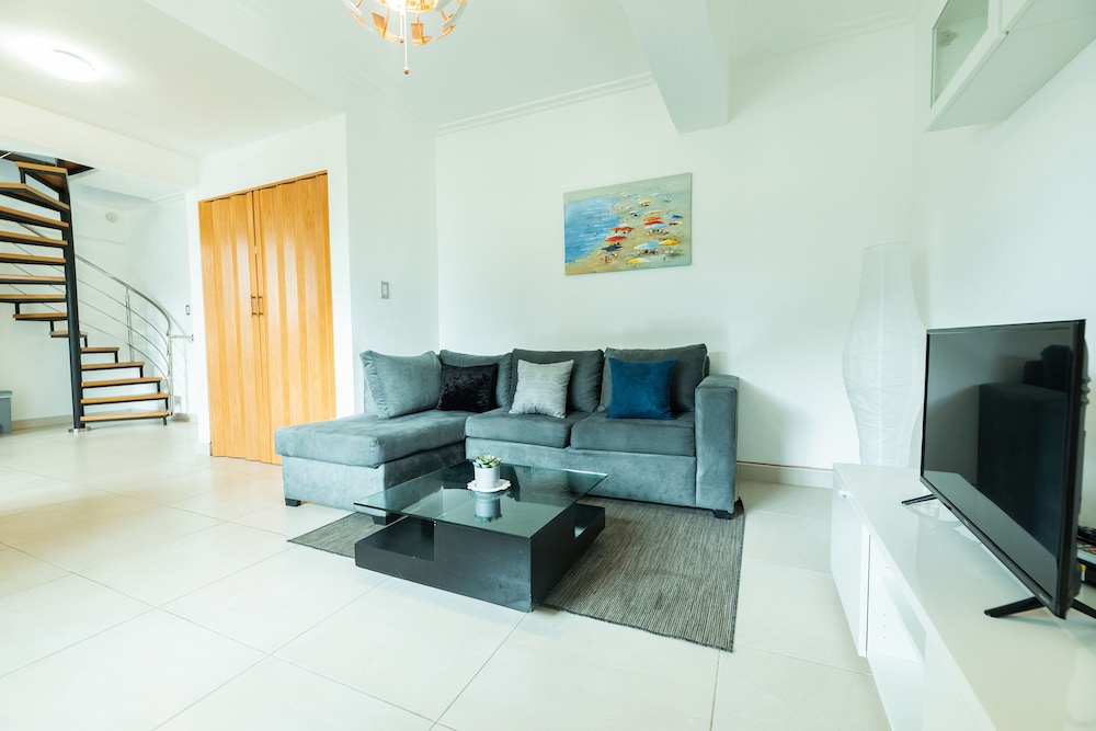 Luxury Penthouse Plus & Jacuzzi photo 2