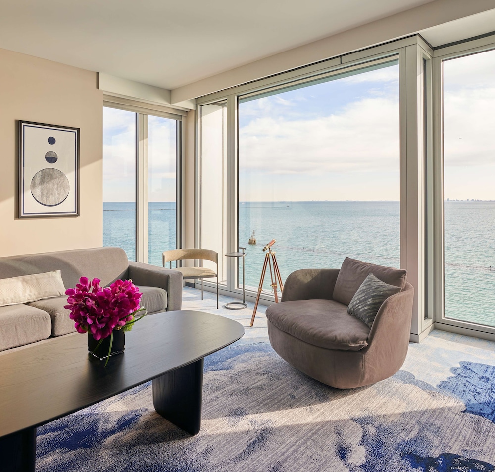 Suite, 1 King Bed (Mobility & Hearing, Roll-in Shower)