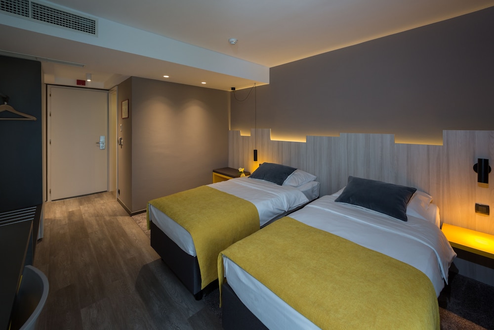 Standard Twin Room - Photo 4