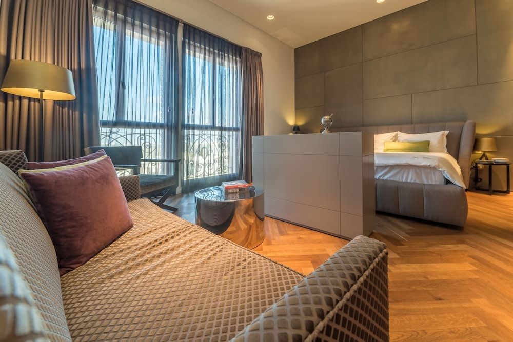 Suite, 1 King Bed, Jetted Tub, City View thumbnail 5