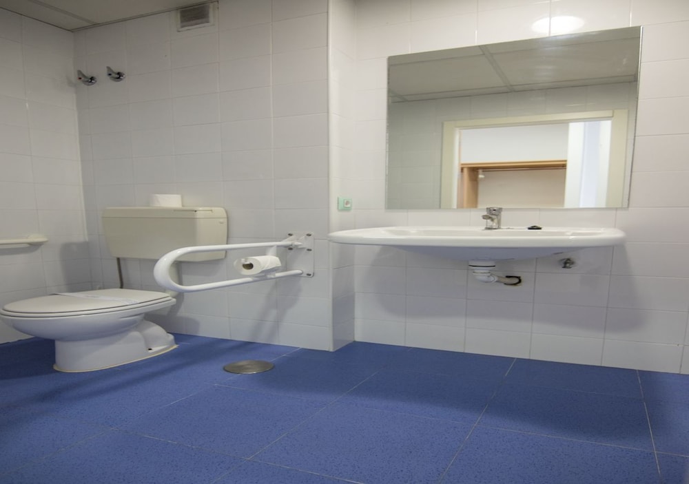 Basic Quadruple Room, Private Bathroom photo 3