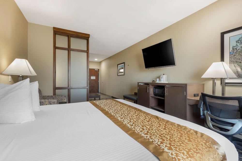 Suite, 1 King Bed, Accessible, Bathtub (with Sofabed) photo 3