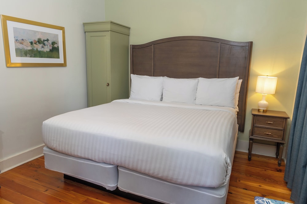 Deluxe Room, 1 King Bed - Photo 9