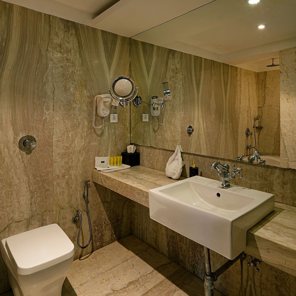 Deluxe Room, 1 King Bed, Bathtub - Photo 2