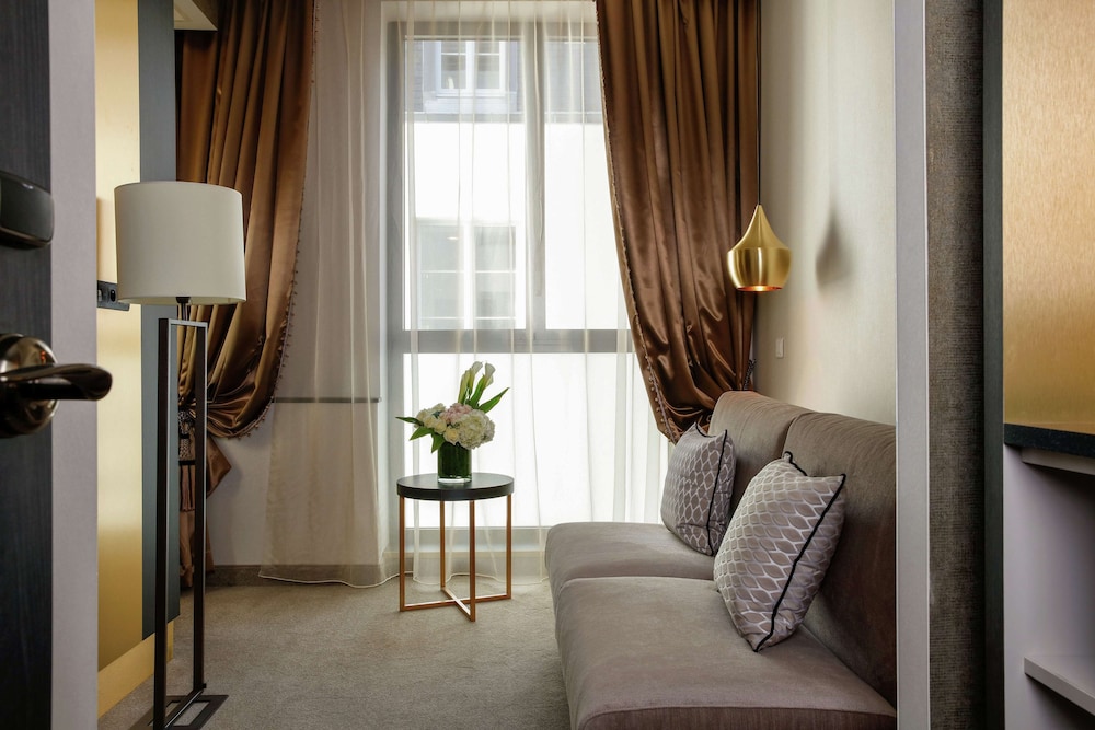 Queen Junior Suite thumbnail 5