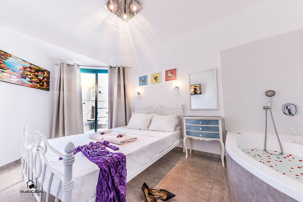 Luxury Suite, 1 Bedroom, Jetted Tub, Lake View photo 1